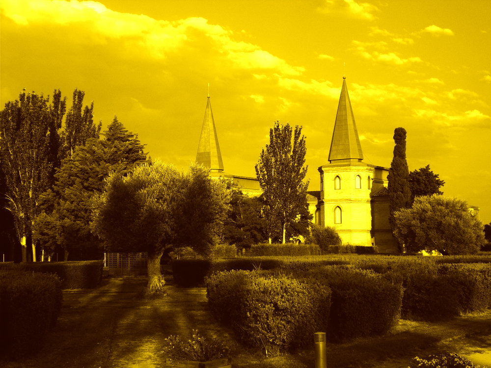 Jardín de la casa del General Palafox en la finca de la Alfranca (Pastriz, Zaragoza) modificada con convert -colorspace Gray -colorspace RGB -sepia-tone 50%