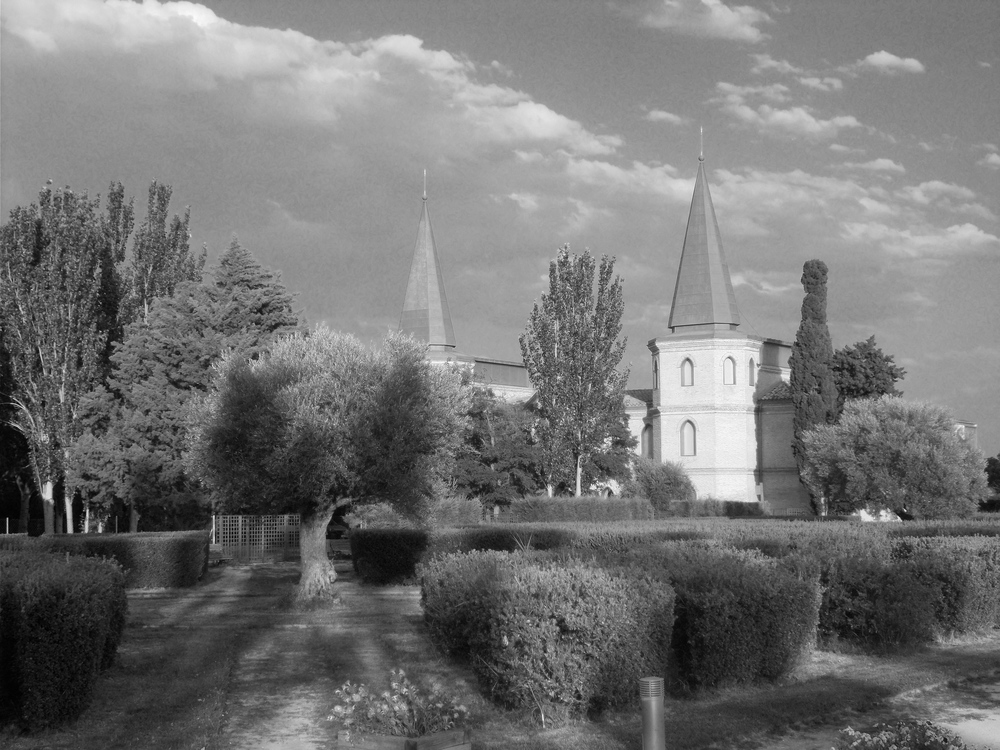 Canal rojo del jardín de la casa del General Palafox en La Alfranca, Pastriz